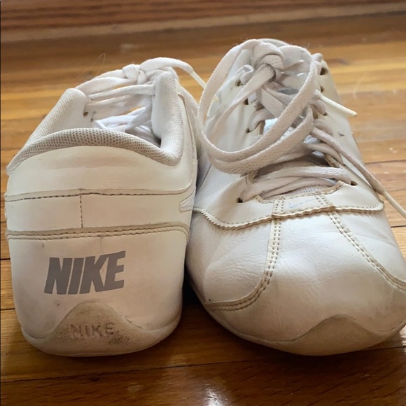 NIKE CHEER UNITE SHOES SIZE 7 - Picture 3 of 4